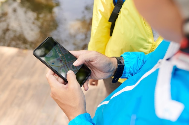 Toeristen controleren kaart op smartphone