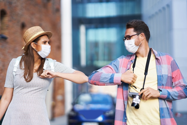 toeristen die tijdens de zomervakantie in maskers rondkijken