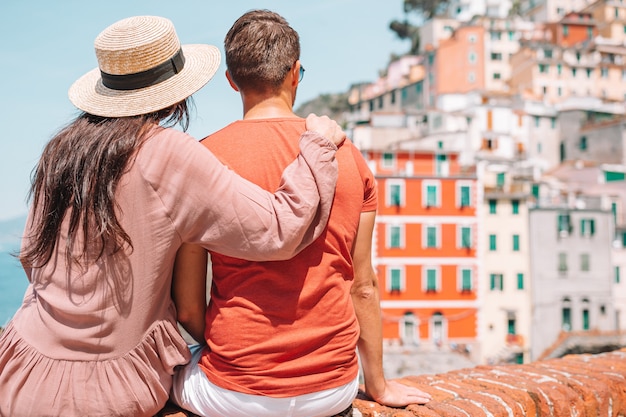 Toeristen die toneelmening van Riomaggiore, Cinque Terre, Ligurië, Italië bekijken