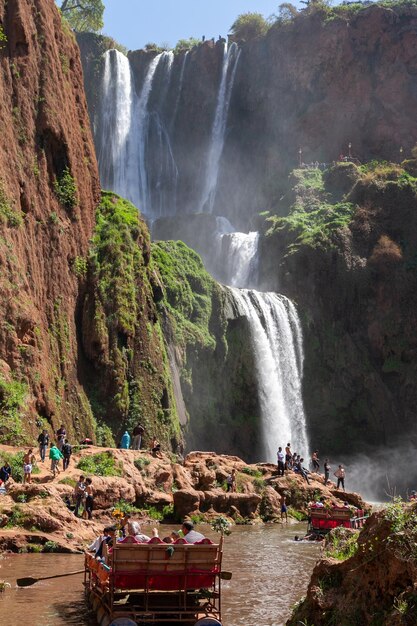 toeristen genieten van de Ouzoud-watervallen in Marokko