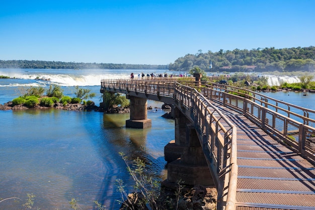 Toeristen in de buurt van de Iguazu-watervallen, watervallen van de Iguazu-rivier op de grens van Argentinië en Brazilië. Het is een van de nieuwe 7 natuurwonderen.