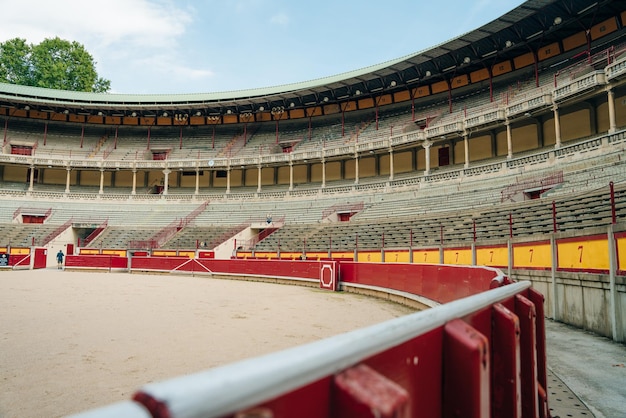 Toeristen in plaza de toros een arena in de spaanse stad pamplona spanje sep