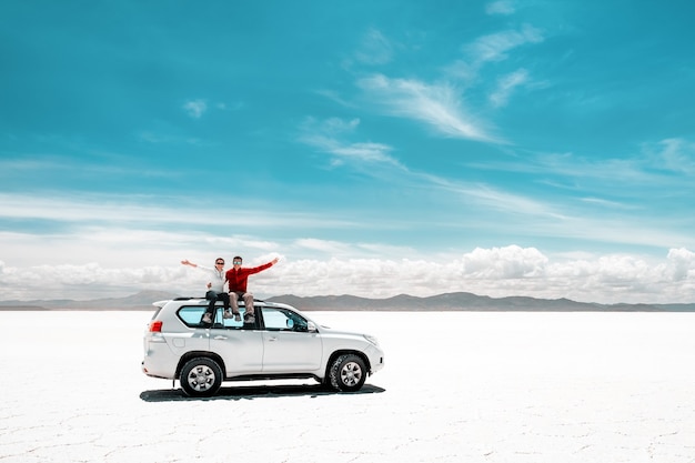 Toeristen in salar de uyuni