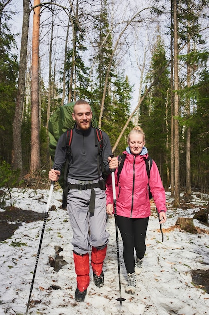 Toeristen jongen en meisje gaan door het bos