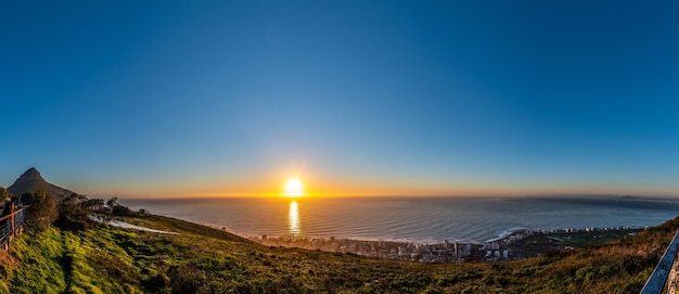 Toeristen kijken naar de zonsondergang vanaf Signal Hill Kaapstad Zuid-Afrika