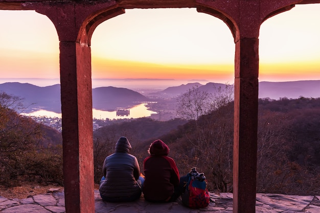 Toeristen kijken naar de zonsopgang boven jal mahal palace, india, jaipur.