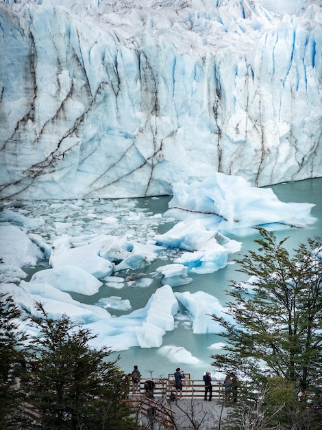 Foto toeristen kijken vanaf het dek naar het majestueuze gletsjerlandschap