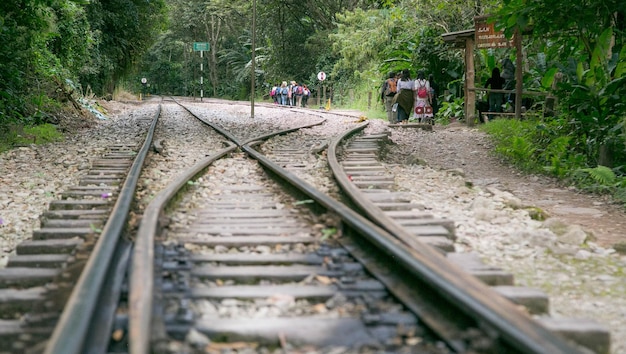 Toeristen lopen langs de spoorlijn richting machupicchu vanaf de waterkrachtcentrale.