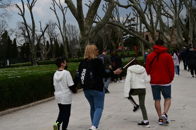 Toeristen lopen langs het stenen pad van het park en nemen selfies 11 april 2022 Istanbul Turkije