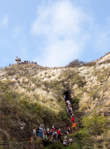 Toeristen lopen naar de top van de Waikiki-krater