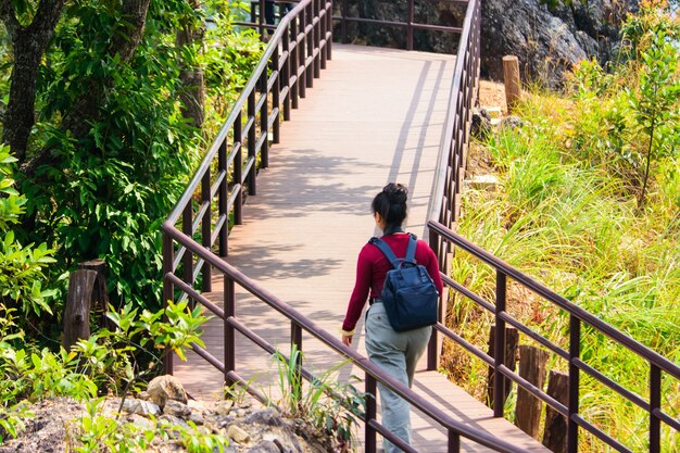 Toeristen lopen op het natuurpad in Chae Son National Park Lampang Thailand