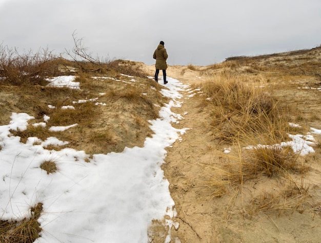 Toeristen op de duinen van de Koerse Schoorwal Litouwen onder de sneeuw