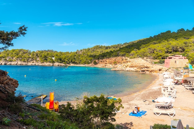 Toeristen op de paradijselijke stranden aan de kust van Ibiza Playa Salada en Saladeta Balearic