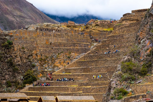 Toeristen op de steenachtige bastille van Ollantaytambo