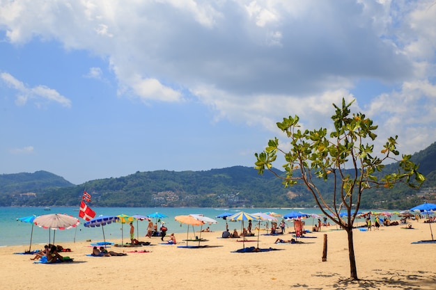 Toeristen op het Kata Noi-strand - een van de beste stranden in Phuket, Thailand.