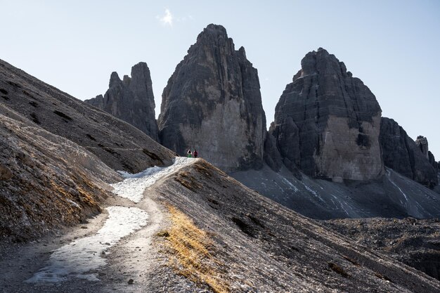 Foto toeristen op het pad op three peaks of lavaredo in herfsttijd