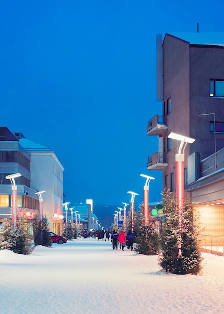 Toeristen op Lordi Square in de winter Rovaniemi, Lapland, Finland, 's nachts.