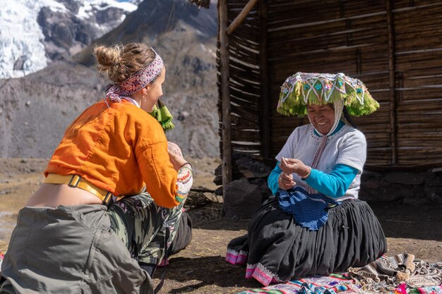 Toeristen op weg naar de ausangate-berg in de stad cusco