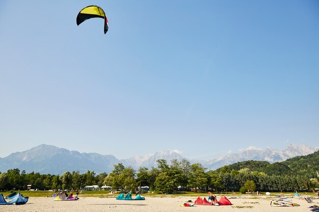 Toeristen parasailing dichtbij bergen