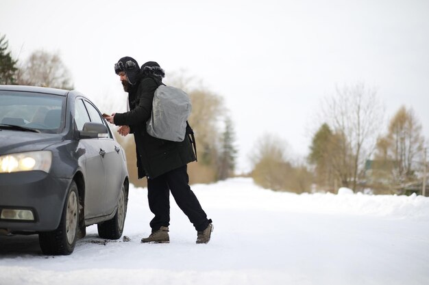 Toeristen reizen door het besneeuwde land onderweg wandelen en liften