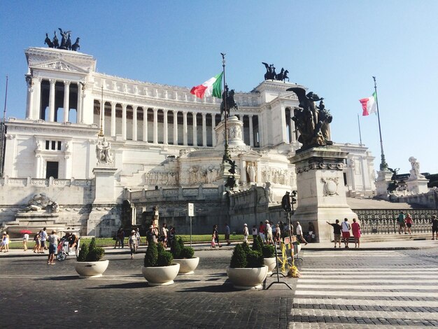 Foto toeristen reizen op de piazza venezia