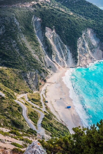 Toeristen tent op het beroemde Myrtos strand Grote schuimgolven rollen naar de baai Kefalonia Griekenland