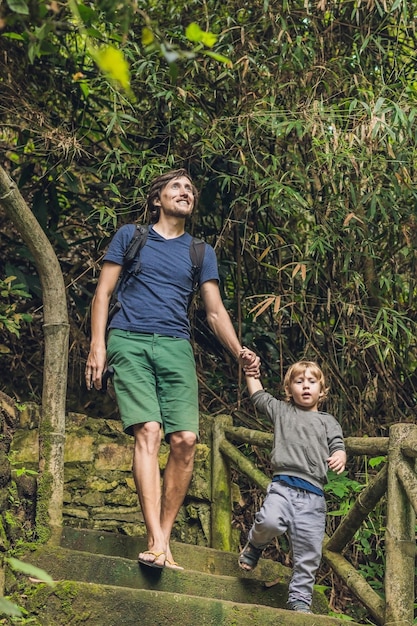 Toeristen van vader en zoon gaan de trap af