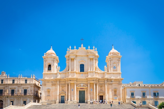 Toeristen voor de belangrijkste barokke kathedraal van Sicilië, San Nicolas, Unesco-erfgoed, zonnige dag