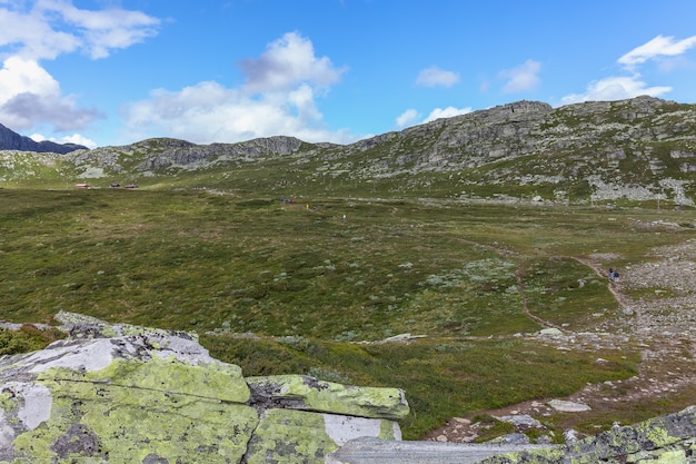 Toeristen wandelen in de bergen met rugzak avontuur gezonde levensstijl buiten zomeractiviteit trekking weekendje weg bospad