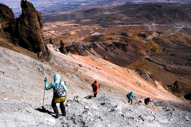 Toeristen wandelen op de vulkaan Erciac in Turkije, uitzicht vanaf de top