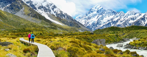 Toeristen wandelen op Hooker Valley Track in Mount Cook National Park, Nieuw-Zeeland.