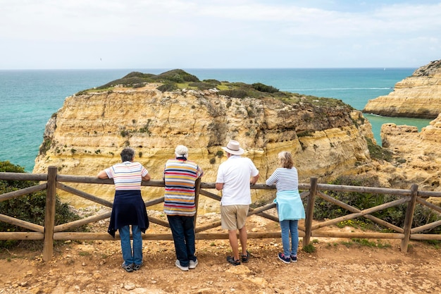 Toeristen wandelen op prachtige kliffen