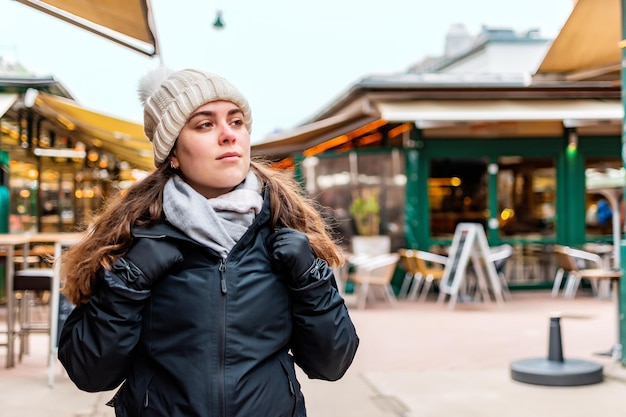 Toeristen winkelen in straatmarkt