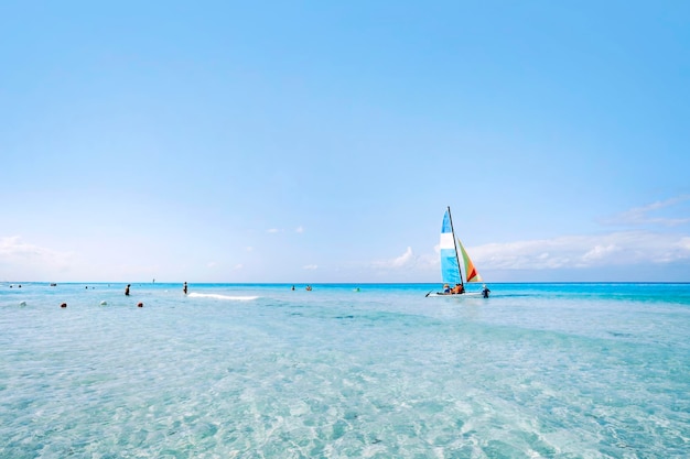 Toeristen zeilen in een catamaran in Varadero meer dan een miljoen bezoekers per jaarVaradero is de belangrijkste bestemming voor de groeiende Cubaanse toeristenindustrie