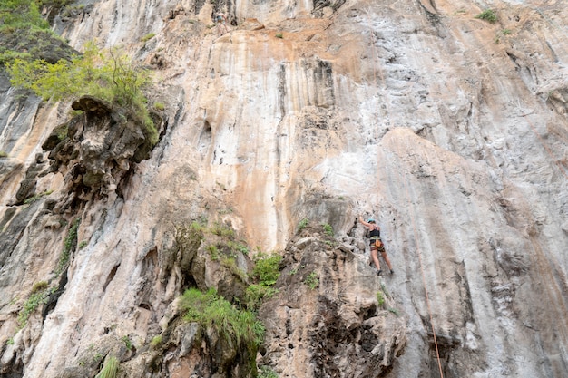 Toeristen zijn klif kliffen bij Railay Bay, Krabi.