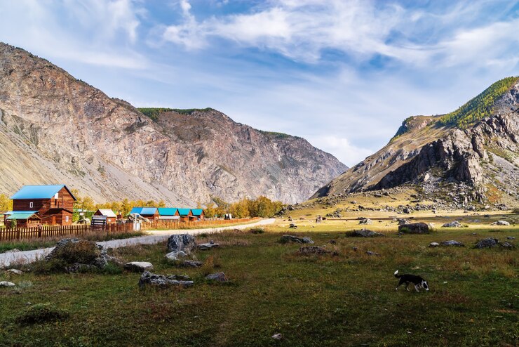 Toeristenbasis in de vallei van de Chulyshman-rivier. Altaj, Rusland