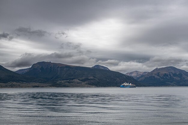 Foto toeristenboot die door de beagle-eilanden ushuaia tierra del fuego argentinië vaart