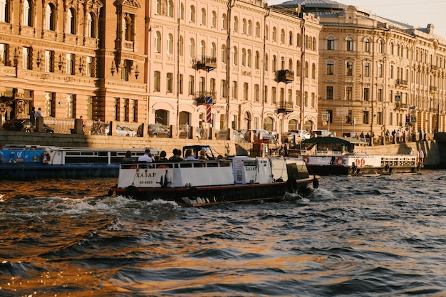 Toeristenboot op de Winter GroovexA Neva rivier in de zonsondergang St Petersburg Rusland maart 2023