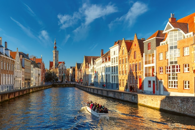 Toeristenboot op kanaal Spiegelrei, Brugge, België