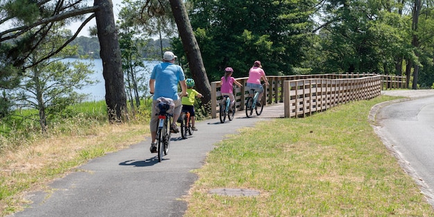 Toeristenfamilie op fietstocht in Lacanau-meerbrug