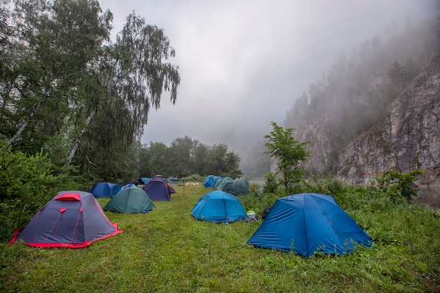 Foto toeristenkamp aan de rivier op een mistige ochtend