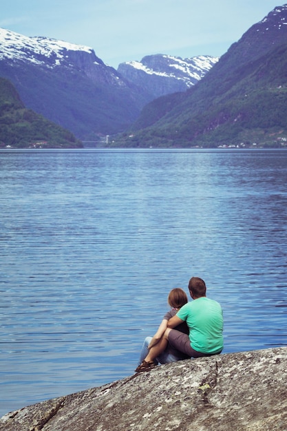 Toeristenmeisje aan de Hardangerfjorden