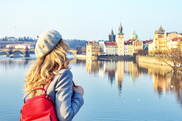 Toeristenmeisje die Praag ontdekken