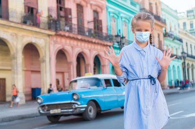 Toeristenmeisje op populair gebied in Havana, Cuba. Jonge jong geitjereiziger het glimlachen