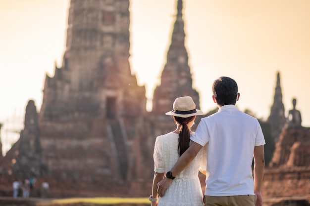 Toeristenpaar dat de tempel Wat Chaiwatthanaram bezoekt