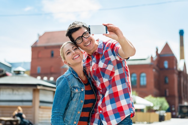 Toeristenpaar die selfie op dak in Berlijn nemen