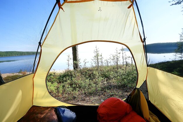 Foto toeristentent in zomerbos / zomervakantie in het bos, tent in zicht, camping