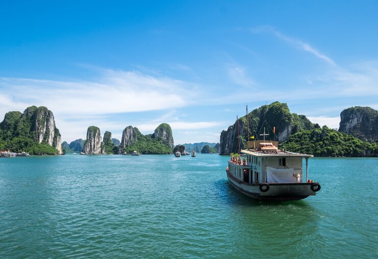 Toeristenveerboot in Halong-Baai, de Unesco-plaats van het werelderfenis in Vietnem.