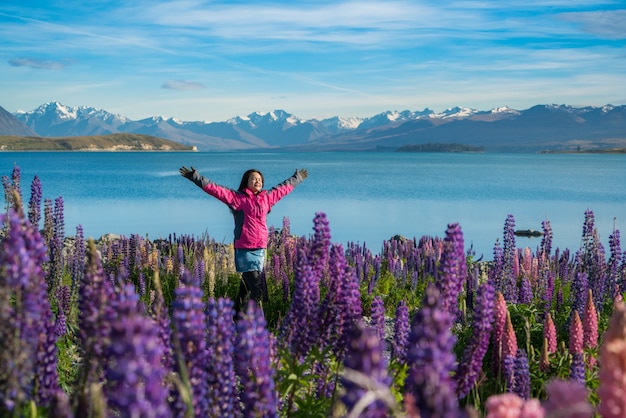 Toeristenvrouw bij meer Tekapo, Nieuw Zeeland