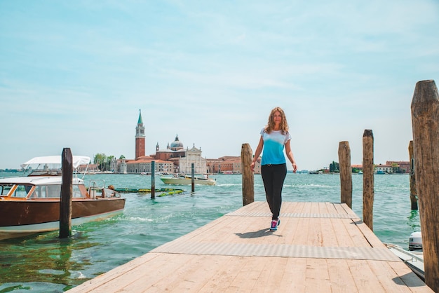 Toeristenvrouw die basiliek San Giorgio Maggiore Venetië Italië kopieert ruimte